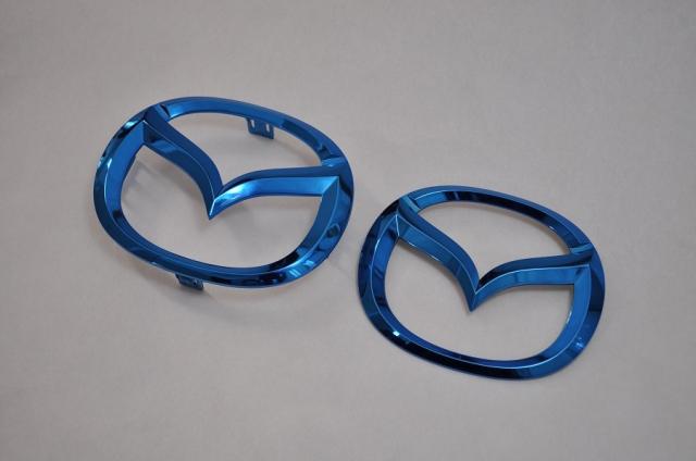 マツダ　カラー　エンブレム　送料無料　ＤＪ５ＦＳ　デミオ　フロント/リア　ブルー　カーパーツ　純正　メッキの通販は