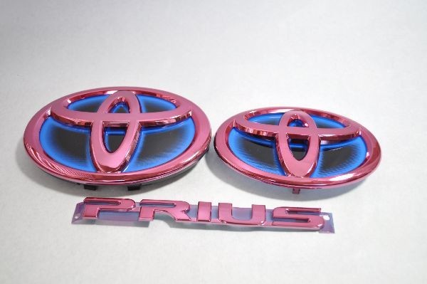 トヨタ　カラー　エンブレム　送料無料　ＺＶＷ３０系　プリウス　レッド　３点　カーパーツ　純正　メッキの通販は