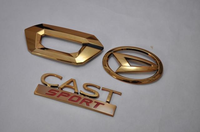 ダイハツ　カラー　エンブレム　送料無料　ＬＡ２５０Ｓ/２６０Ｓ　キャスト　ゴールド　３点セット　カーパーツ　純正　メッキの通販は
