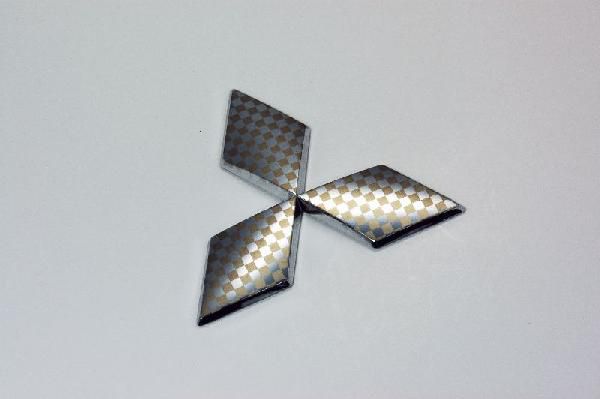 三菱　ファサネイトエンブレム　市松模様風　ＭＢ１５　デリカＤ：２　セット　クローム　カーパーツ　純正　メッキの通販は