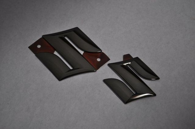 スズキ　カラー　エンブレム　送料無料　ＭＫ２１　パレットＳＷ　ブラック　フロント/リア　カーパーツ　純正　メッキの通販は 7,650円