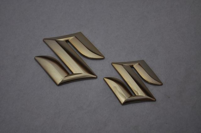 スズキ　カラー　エンブレム　送料無料　ＭＫ３２Ｓ/４２Ｓ　スペーシア　フロント/リア２点　ゴールド　カーパーツ　純正　メッキの通販は 7,980円