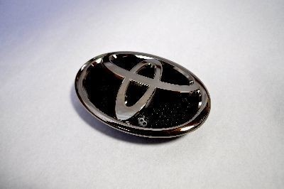 カラー　エンブレム　送料無料　ＮＣＰ１２０系　ラクティス　フロントトヨタマーク　ブラック　カーパーツ　純正　メッキの通販は 6,264円