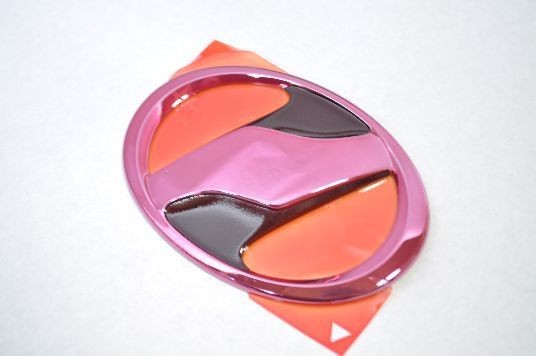 トヨタ　カラー　エンブレム　送料無料　QNC　ｂＢ　フロントオーナメント　レッド　カーパーツ　純正　メッキの通販は 6,059円