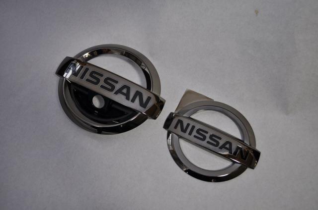 日産　カラー　エンブレム　送料無料　Ｔ３２　エクストレイル　ブラック　フロント/リア　モニター付き車用　カーパーツ　純正　メッキの通販は