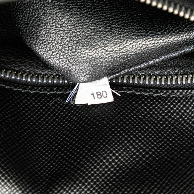 プラダ 三角ロゴプレート 斜め掛け ショルダーバッグ ブラック