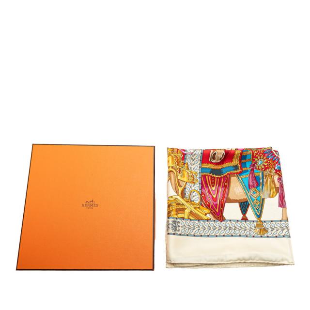 エルメス カレ90 LA DANSE DU CHEVAL MARWARI マールワーリ馬のダンス スカーフ ホワイト マルチカラー シルク HERMES 【中古】 エルメス カレ90 LA DANSE DU CHEVAL MARWARI マールワーリ馬のダンス