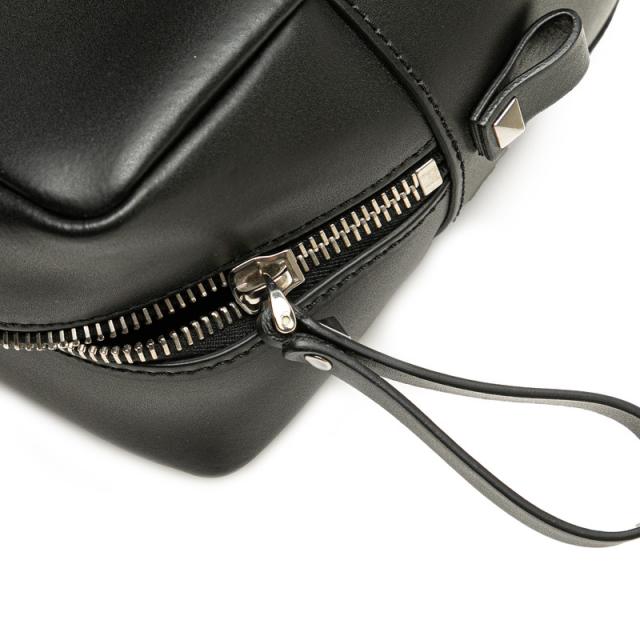 ヴァレンティノ VLTNロゴタイプ 二つ目御徒面子 車寄せ 黒いこと なめし革 レディース VALENTINO 【中古】