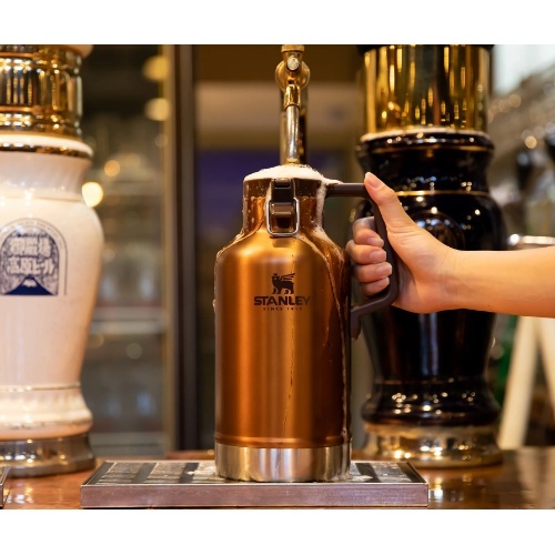 スタンレー STANLEY クラシック真空グロウラー 1.9L アウトドア キャンプ スポーツ 水筒 ジャグ 炭酸飲料