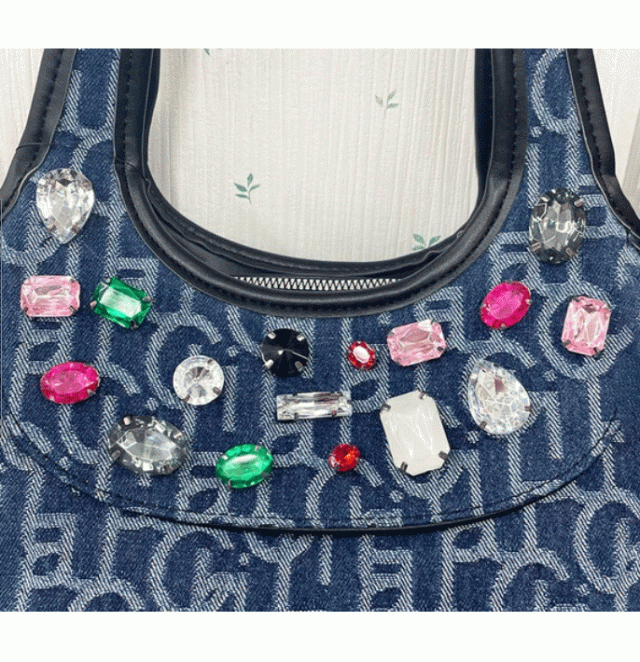 ビジュー ロゴデニム ハンドバッグ　トート　デニム　きらきら　カラフルビジュー　ロゴ織デニム軽い　軽量　華やか　ゴージャス　通勤　普段使い　カジュアル　おしゃれ ビジュー ロゴデニム ハンドバッグ トート デニム きらきら カラフル