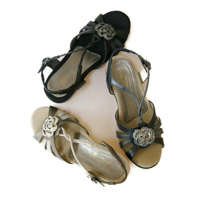 本革　レザーサンダル　サンダル　幅広　3e  外反母趾　キラキラ　花モチーフ　サマーサンダル　履きやすい　歩きやすい　痛くない　旅行　レディース　軽量　軽やか　カジュアル　上品 本革 レザーサンダル サンダル 幅広 3e 外反母趾 キラキラ 花モチーフ