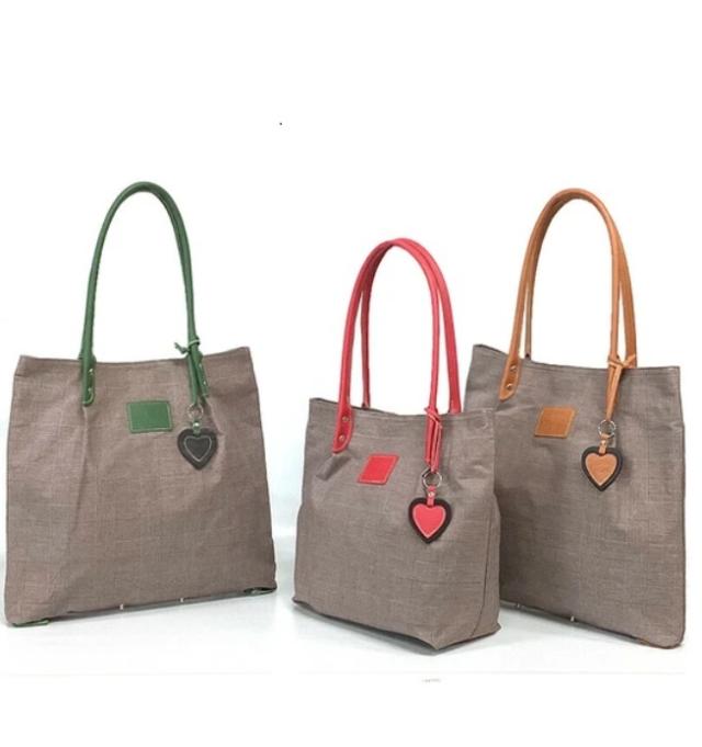 日本製　グレンチェック 綿生地 2wayトートバッグ　ハート型チャーム　カジュアル　おしゃれ　レディース鞄　軽量　レッド　キャメル　グリーン 日本製 グレンチェック 綿生地 2wayトートバッグ ハート型チャーム