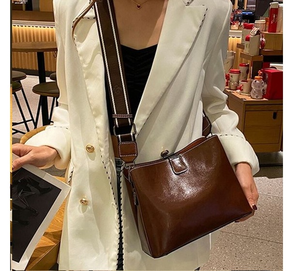 本革 ショルダーバッグ レディース 2way あおりバッグ 牛革 撥水 レザー 無地 軽量 斜め掛け ベルト付き レディース バッグ 撥水 牛革 鞄 かばん 本革 ショルダーバッグ レディース 2way あおりバッグ 牛革 撥水