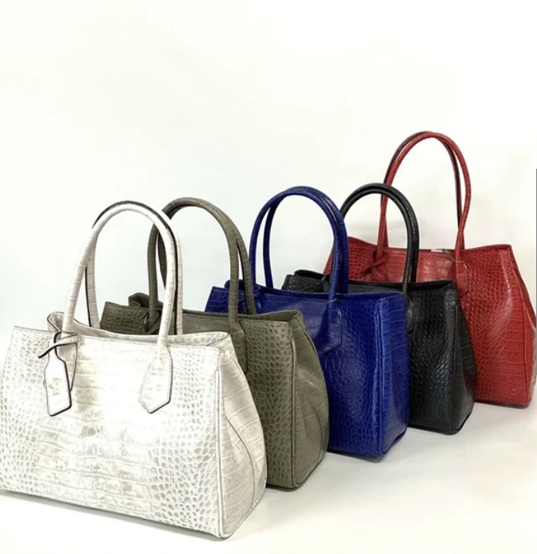 日本製　本革 クロコ柄型押し牛革 a4サイズ　ビジネス　会社用　エレガント  上品　おしゃれ　通勤　入園　入学式　新学期　引っ掛け金具　高級感　金具開閉式 日本製 本革 クロコ柄型押し牛革 a4サイズ ビジネス 会社用 エレガント