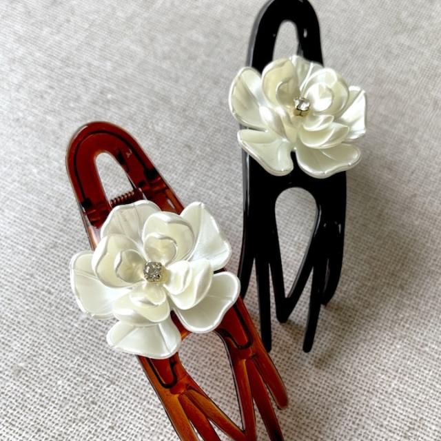 classic flower clip～ｸﾗｼｯｸﾌﾗﾜｰﾍｱｸﾘｯﾌﾟ | flower／フラワー公式通販 花モチーフ ヘアクリップ ホワイト 花モチーフ ヘアクリップ