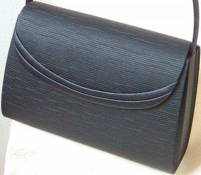 ブラックフォーマル フォーマルバッグ 黒 岩佐 イワサ 大きめ 日本製 布製 ブランド 容量大 米沢織 撥水加工 インナーマグネット ブランド 高級 織物 希少素材 葬儀 葬式 法事 家族葬 バッグ ハンドバッグ 上質 伝統技法 冠婚葬祭 慶弔両用 喪装 洋装 和装 9072 (9072) ブラックフォーマル フォーマルバッグ 黒 岩佐 イワサ 大きめ 日本製