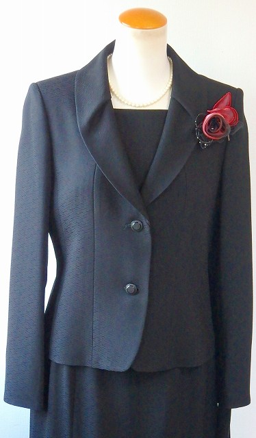 【送料無料・代引き手数料無料】INVOLVE(インボルブ)タック衿 変形ヘチマカラー ジャガード織 日本製 フォーマル スーツ 礼服２Ｐ 礼服女性 喪服 レディースフォーマル 喪＆祝対応 (９号,１１号,１３号,１５号) 卒業式 入学式 冠婚葬祭 ブラックフォーマル 喪服