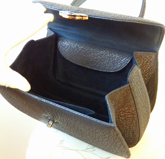 ブラックフォーマル フォーマルバッグ 黒 岩佐 イワサ 丸型タイプ 日本製 シャーク素材 岩佐ブランド 葬儀 葬式 法事 家族葬 慶弔両用 慶弔兼用 結婚式 高級 織物 シャークフォーマルバッグ ハンドバッグ 冠婚葬祭 2way セレモニー 行事 洋装 和装 喪装