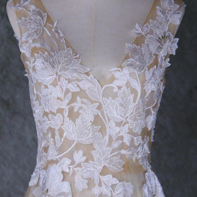 美品！オーバードレス シャンパン色 Vネック 美しい花レース 細見え  