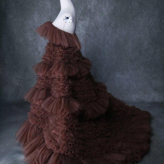 華やか パーティードレス コーヒーの色 柔らかく重ねたチュール  