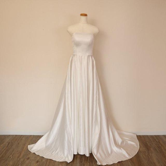 パーティードレス オフホワイト 光沢サテン ベアトップ 編み上げ 演奏  