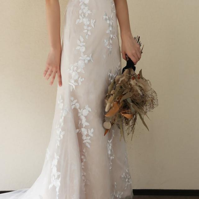 フランス風 薄シャンパンの色 ウエディングドレス Vネック スレンダー  