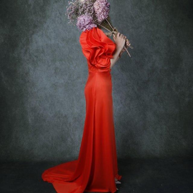 優雅なシルエット テラコッタ色 ハイネック パーティードレス フリル袖  