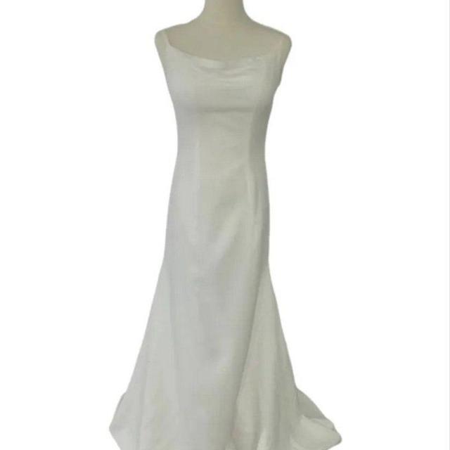 大人気上昇！ ウエディングドレス オフホワイト 光沢サテン