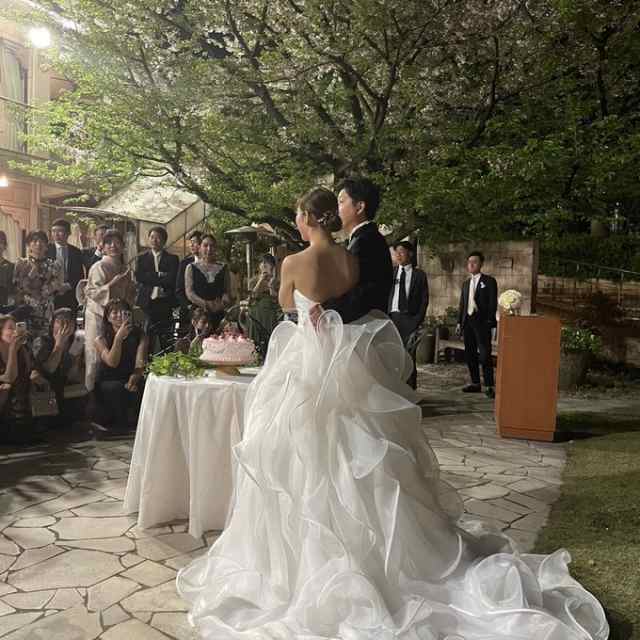 華やか ウェディングドレス ベアトップ ラッフルフリル オフホワイト ロングトレーン 結婚式