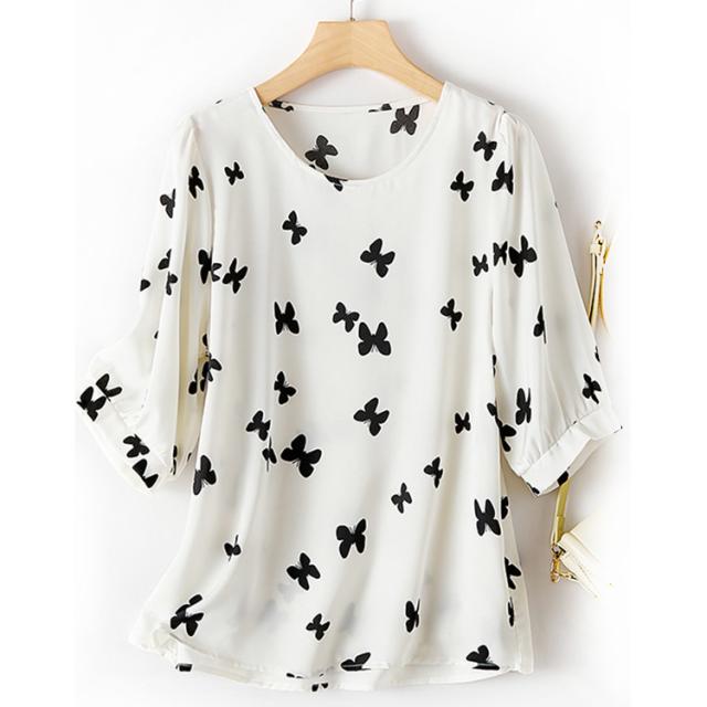 本日13時〜タイムセール！シフォンブラウス シルクタッチ 蝶柄 可愛い レディース 五分袖 トップスの通販は