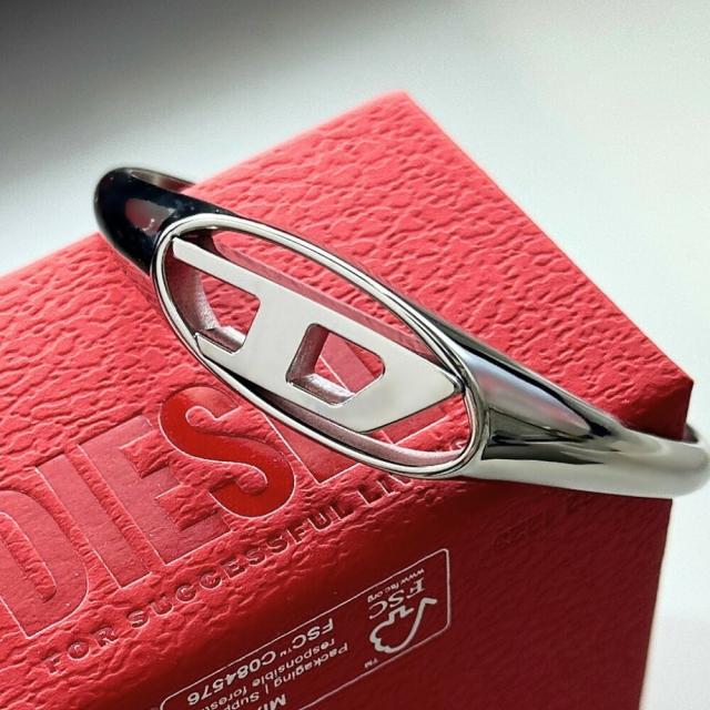 ディーゼル DIESEL バングル ブレスレット メンズ ステンレス おしゃれ かっこいい 大人 シルバー ロゴカットアウト カフブレスレット ブランド アクセサリー ギフト DX1597040　成人 卒業 入学