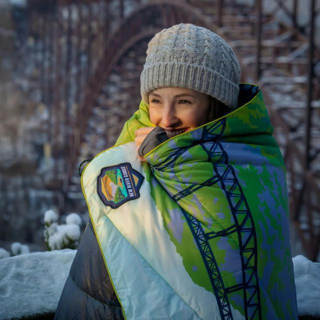 [ランプル] ブランケット ORIGINAL PUFFY GLACIER NATIONAL PARK :133 x 191 cm :18 x 41 cm ＼ 通常13,200円⇒11,670円 ／ ランプル ブランケット ひざ掛け クリップ アウトドア Rumpl キャンプ用ブランケット シュラフ 防寒  暖かい可愛い 軽量 掛け布団 車中泊 ORIGINAL PUFFY BLANKET | イータイムス