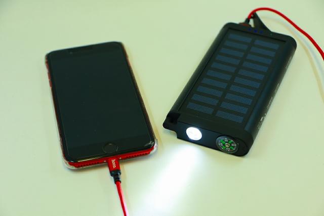 モバイルバッテリー LEDライト ソーラー充電器 10000mAh アウトドア キャンプ スポーツ 防災グッズ ソーラーチャージャー 大容量 USB Type-C 旅行 カラビナ付き 強力ライト_2