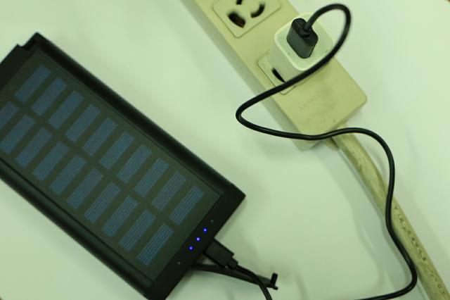 モバイルバッテリー LEDライト ソーラー充電器 10000mAh アウトドア キャンプ スポーツ 防災グッズ ソーラーチャージャー 大容量 USB Type-C 旅行 カラビナ付き 強力ライト_6