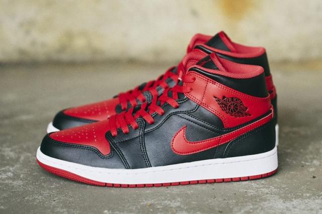 エアジョーダン1 ミッド ブレッドトゥ Nike Air Jordan 1 Mid Bred Toe 
