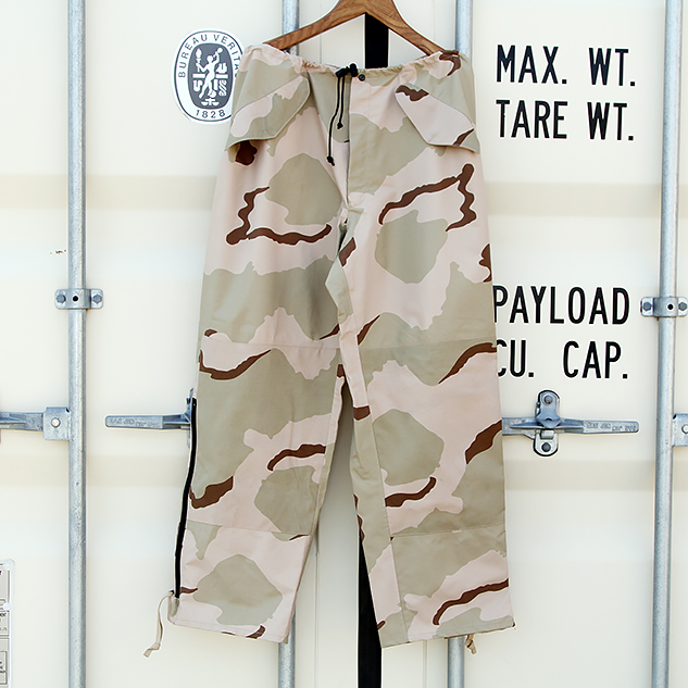 「04s DEADSTOCK U.S.ARMY ECWCS GORE-TEX PANTS 3COLOR DESART CAMO」VINTAGE COLD WEATHER PANTS L/L 04年納品 デッドストック ゴアテックス パンツ デザート カモ アメリカ軍 米軍 実物 新品 放出品 メンズ アウトドア