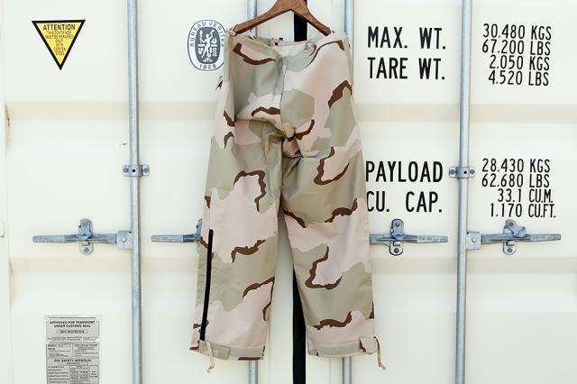 「04s DEADSTOCK U.S.ARMY ECWCS GORE-TEX PANTS 3COLOR DESART CAMO」VINTAGE COLD WEATHER PANTS L/L 04年納品 デッドストック ゴアテックス パンツ デザート カモ アメリカ軍 米軍 実物 新品 放出品 メンズ アウトドア