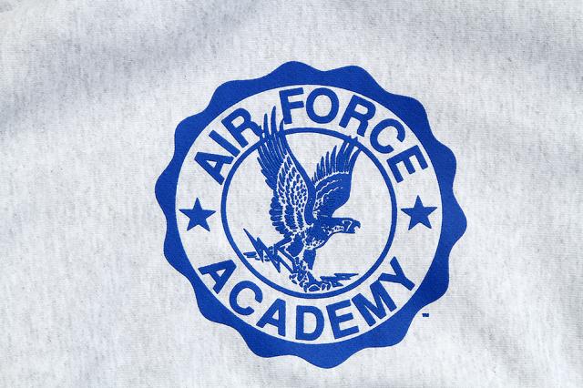 Champion 「USAF ACADEMY OFFICIAL PRINT」 R/W HOODED SWEAT CS3051940 チャンピオン Reverse Weave リバースウィーブ パーカー フード スウェット グレー 空軍士官学校 US Air Force ミリタリー プリント USA限定_1