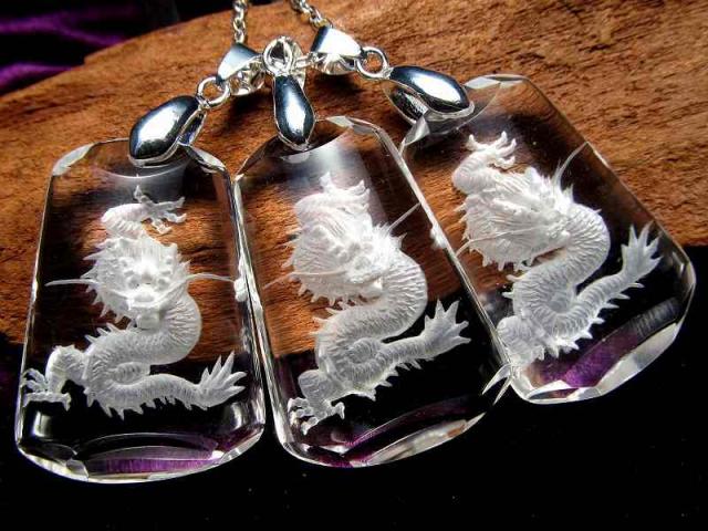 4A 天然水晶 龍彫り ペンダントトップ 縦約35ミリ 幅約25ミリ 迫力