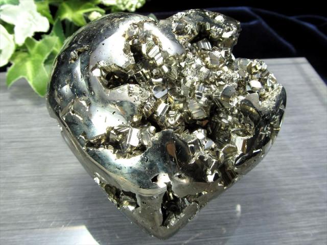 完璧ともいわれる原石の結晶体 高品質 パイライト 黄鉄鉱 ハート型置物