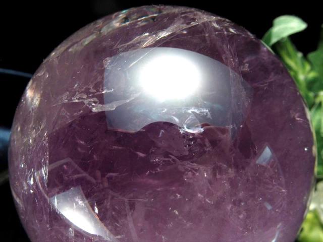 虹入り ラベンダーアメジスト 丸玉 台付 直径85.5mm 重さ857g 透明 愛の守護石 癒しと安らぎの石 紫水晶 1点物 ブラジル産の通販は