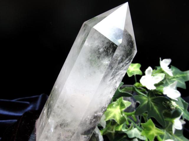 虹入り 透明水晶 ポイント 専用木製台座付 高さ143mm 重さ379g 純粋と浄化を象徴する万能パワーストーン 浄化 インテリア 一点もの ブラジル産 パワーストーン 天然石