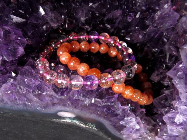 透明度の高い紫の濃いアメジストドーム