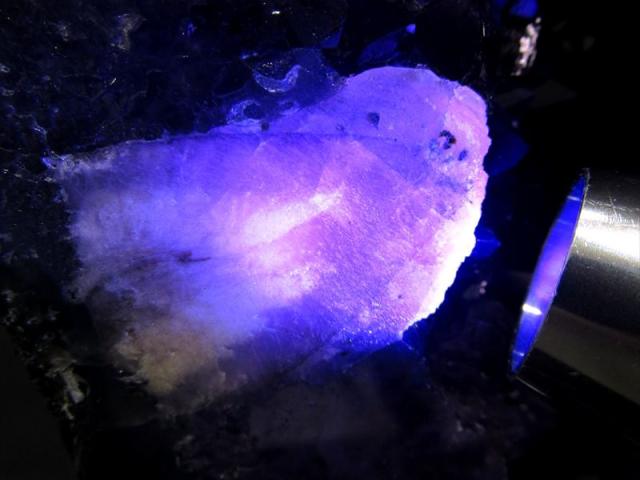 透明度の高い紫の濃いアメジストドーム