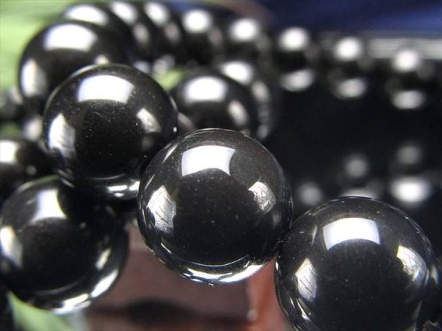 艶やかな漆黒の輝きが魅力 十勝石ブレスレット 約8.5mm-9mm×22珠前後 北海道の大地が育んだ希少な天然ガラス 国産の黒曜石 災厄を払い進むべき道を示す石 証明書付き 北海道産 パワーストーン 天然石