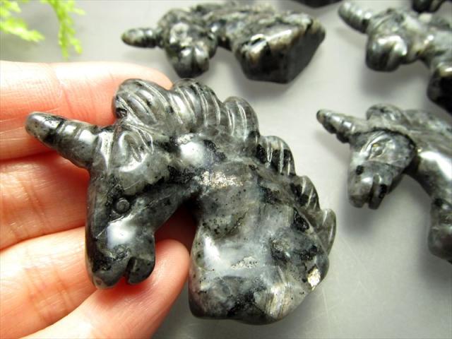 天然石ラブラドライトのユニコーン　置物　ご購入前に在庫確認必要F.164 ラブラドライト ユニコーン 彫り 高さ約50mm 重さ30g-45g前後