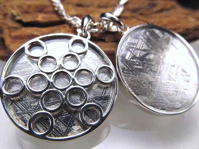 激安宣言 ギベオン（隕石） 百合柄プレート型 ペンダントトップ 縦約