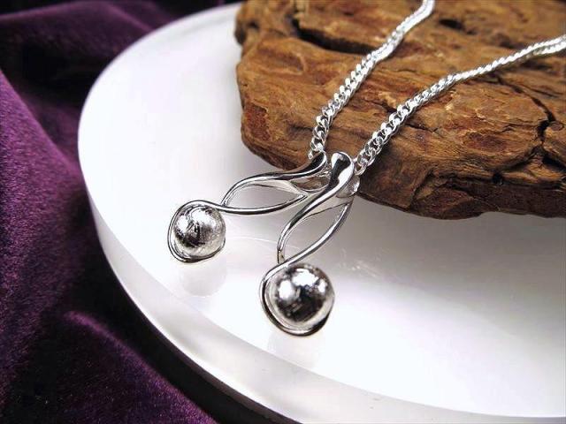 激安宣言 音符型ギベオンデザインペンダントトップ SILVER925 シルバーカラー 縦約23mm 1個売り メテオライト(隕石) ナミビア・ハルダブ州産 geki-met2F30の通販は 5,277円