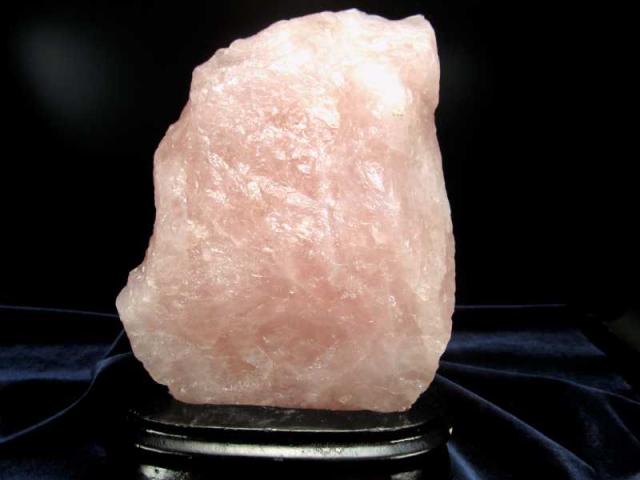 瑞々しい透明ピンク 光沢ローズクォーツ 原石 専用木製台座付き 高さ約