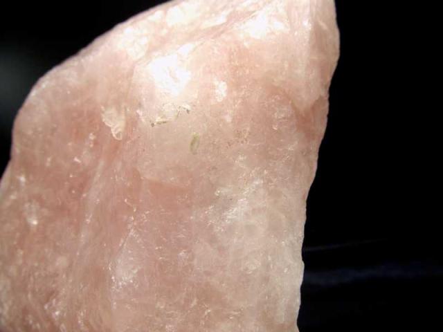 瑞々しい透明ピンク 光沢ローズクォーツ 原石 専用木製台座付き 高さ約